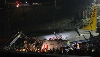 Túlfutott a leszállópályán és három darabra tört egy repülőgép Isztambulban