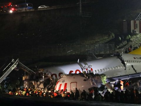 Túlfutott a leszállópályán és három darabra tört egy repülőgép Isztambulban