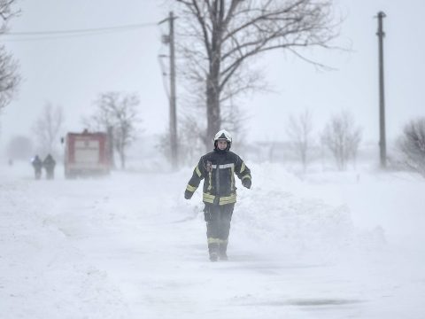 FRISSÍTVE: 16 megyében okozott károkat a viharos időjárás, 180 településen nincs áram