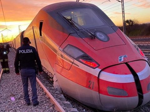 Kisiklott egy vonat Milánónál, ketten meghaltak