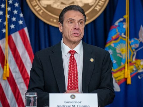 New York állam kormányzója veszélyes bűnözőket is szabadon bocsátott a járvány miatt