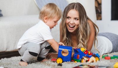 A kisgyerekes családok támogatást kaphatnak a bébiszitter fizetésének biztosítására