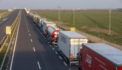 Öt kilométeres kamionsor várakozik a nagylaki határátkelő kilépőoldalán