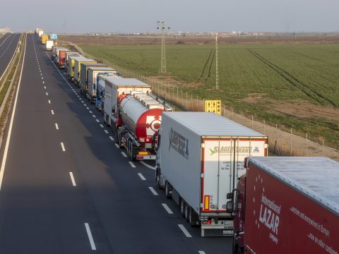 Több száz tehergépkocsi várakozik a román-magyar határon a tüzetesebb határellenőrzés miatt