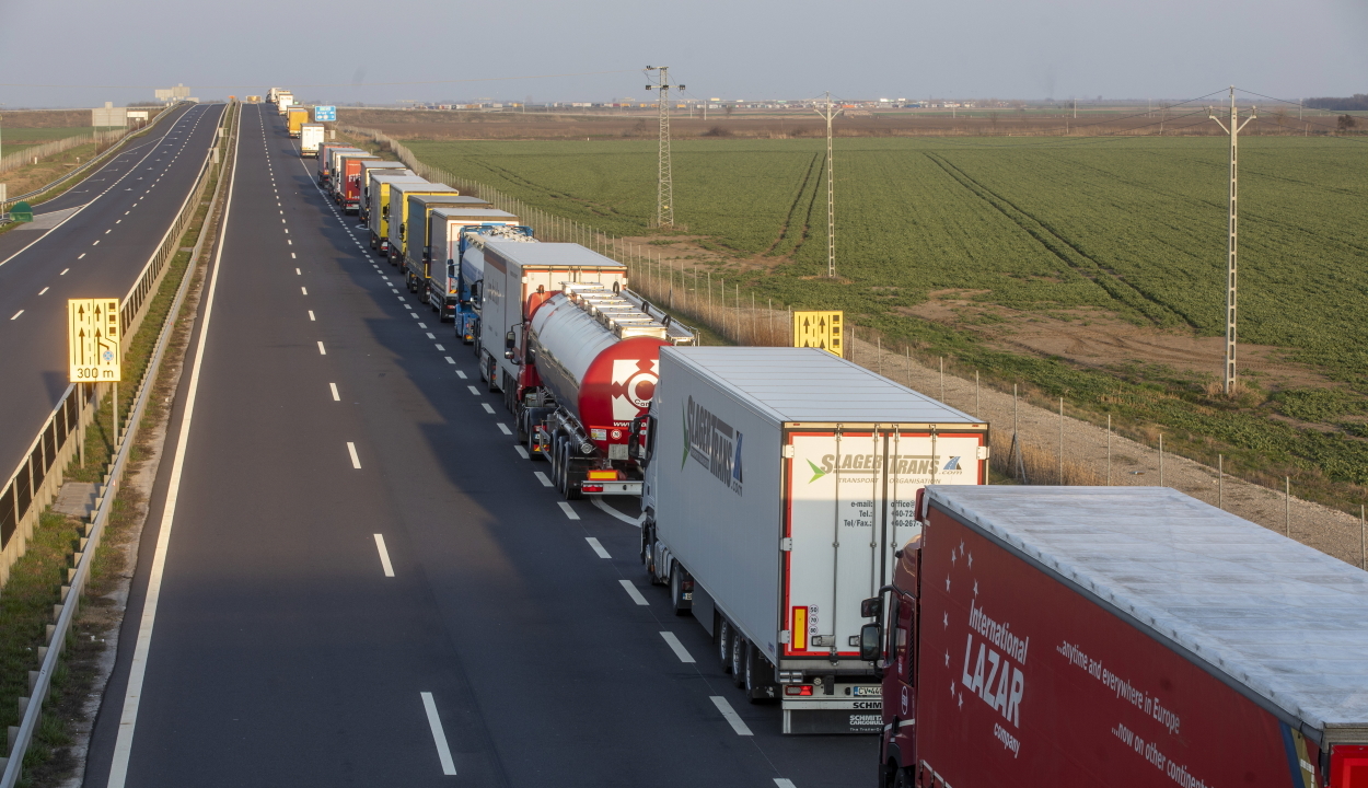 Több száz tehergépkocsi várakozik a román-magyar határon a tüzetesebb határellenőrzés miatt