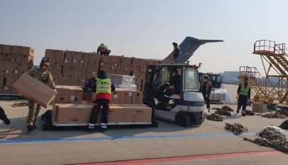 Százezer védőruhát tartalmazó szállítmány érkezett Szöulból Bukarestbe
