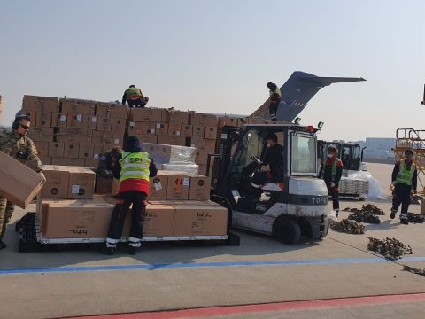 Százezer védőruhát szállító repülőgép érkezettt Dél-Koreából Romániába