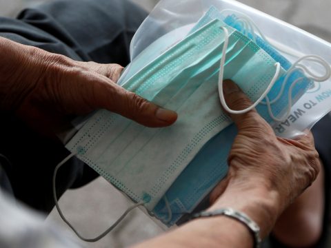 Hollandiában visszahívják a kórházakból a Kínából vett védőmaszkok felét, mert pocsék a minőségük