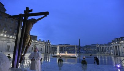 Ferenc pápa az idén is a hívők nélkül vezeti a húsvéti szertartásokat