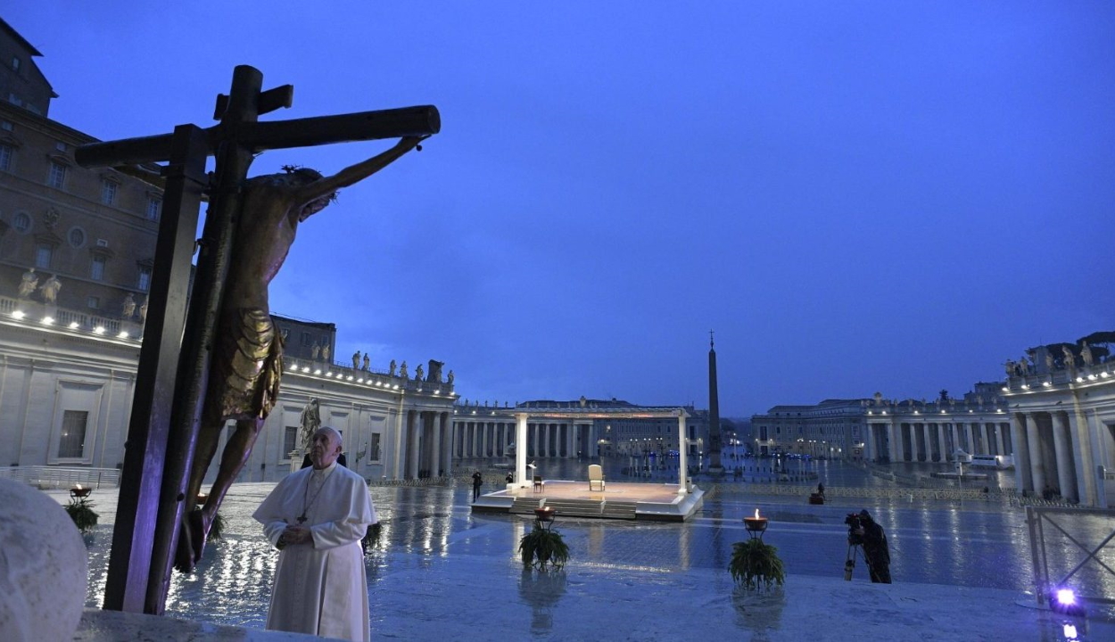 Ferenc pápa az idén is a hívők nélkül vezeti a húsvéti szertartásokat
