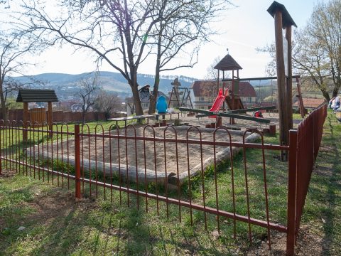 Elmaradnak a Szent György Napok, felfüggesztik a közszállítást, lezárják a játszótereket