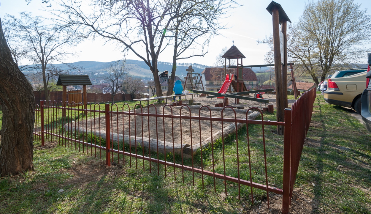 Elmaradnak a Szent György Napok, felfüggesztik a közszállítást, lezárják a játszótereket