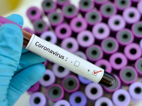 2676 új koronavírusos megbetegedést jelentettek 32.762 teszt feldolgozása nyomán