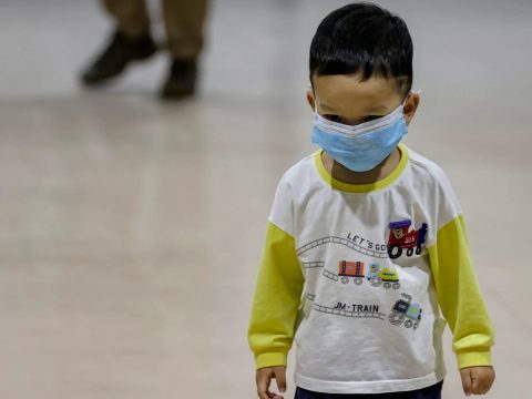 Kétéves kor alatt nem ajánlják a maszkviselést japán orvosok