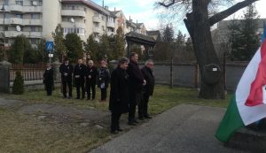 Kis csoportokban koszorúztak a ’48-as emlékműnél Kovásznán