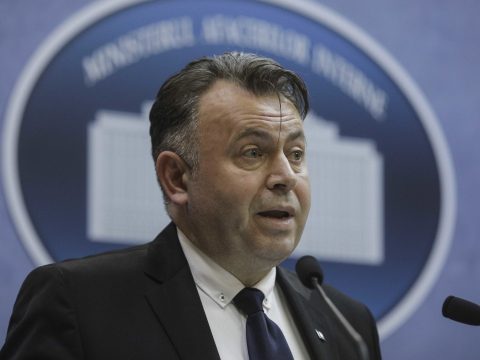 Miniszter: a járvány április végén tetőzhet, a korlátozásokon esetleg május végén lehet lazítani