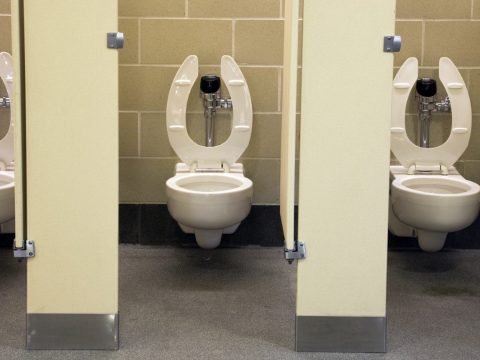 Nyilvános WC-t nyalogatott egy fiú, megfertőződött koronavírussal