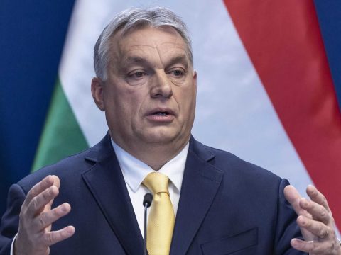 Orbán: lezárják Magyarország határait a személyforgalom előtt