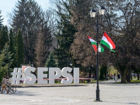 Ismét bírságolt a Kovászna megyei prefektus a március 15-én kitűzött magyar zászlókért