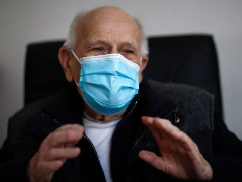 A koronavírus-járvány ellenére 98 évesen is dolgozik egy francia orvos