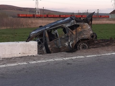 Égő autóból mentették ki a házaspárt