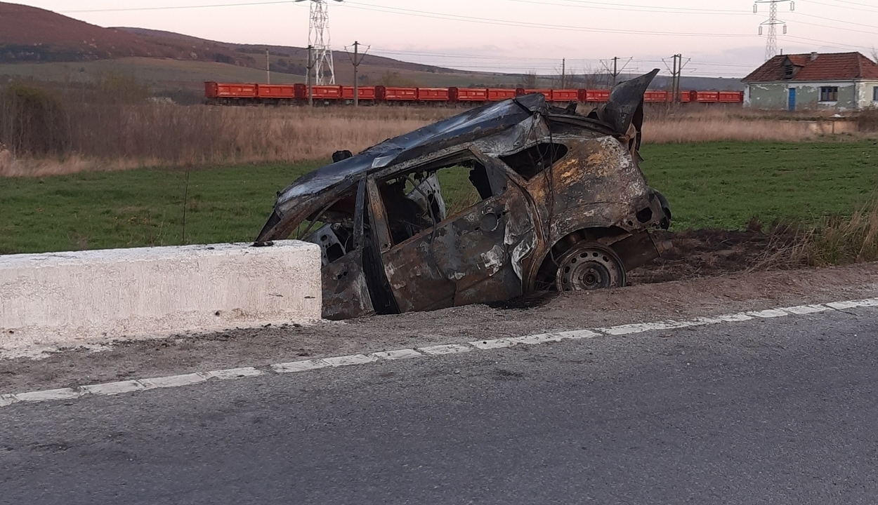 Égő autóból mentették ki a házaspárt