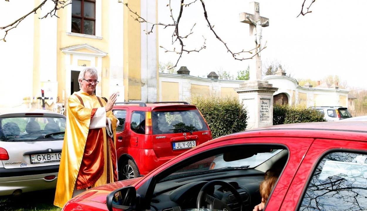 Autós miséket tart egy magyarországi község plébánosa
