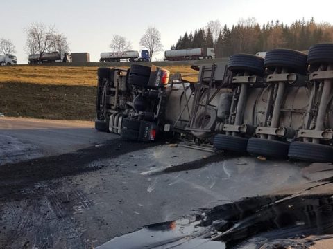 Felborult egy bitument szállító teherautó Ojtoz közelében