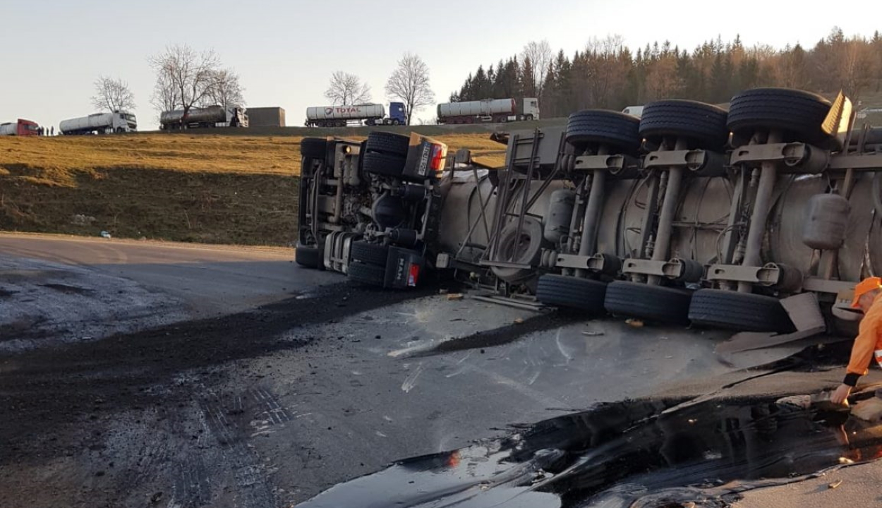 Felborult egy bitument szállító teherautó Ojtoz közelében