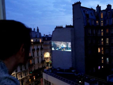 A szomszéd ház falára vetíti filmjeit egy párizsi mozi