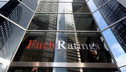 Negatívra rontotta a román államadós-osztályzat kilátását a Fitch Ratings