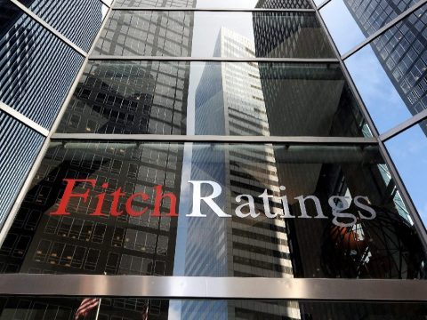 Negatívra rontotta a román államadós-osztályzat kilátását a Fitch Ratings