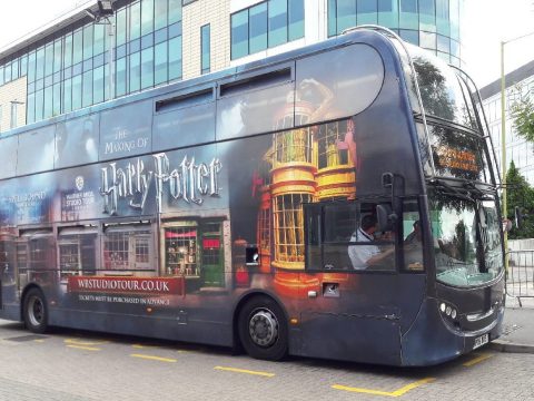 Harry Potter-buszokkal szállítják ingyen egy angol kórház dolgozóit