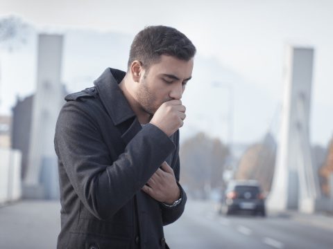 Terrorizmussal vádolnak egy férfit, mert szándékosan ráköhögött másokra