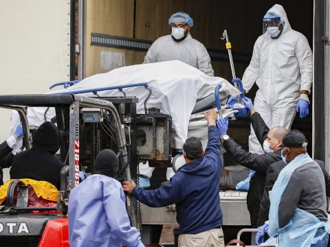 Hűtőkonténerekbe rakják a koronavírus halálos áldozatait New Yorkban
