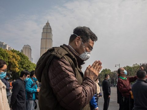 Kínában a járvány halálos áldozataira emlékeztek