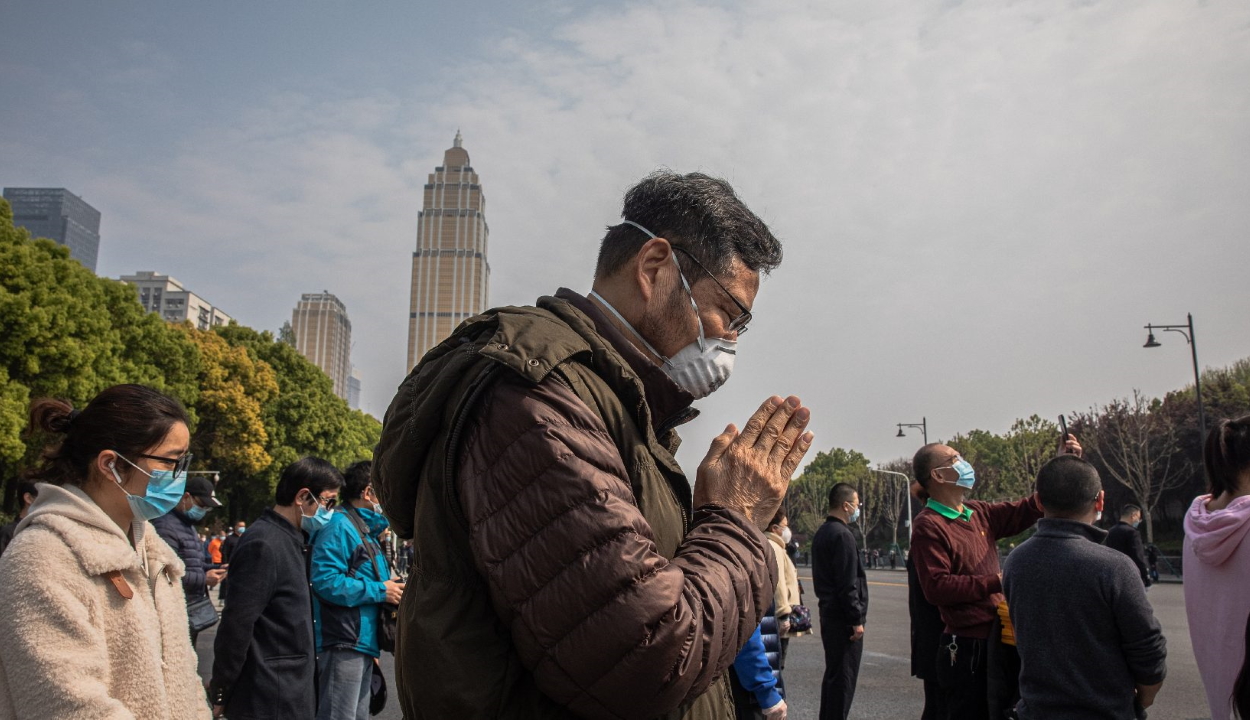 Kínában a járvány halálos áldozataira emlékeztek