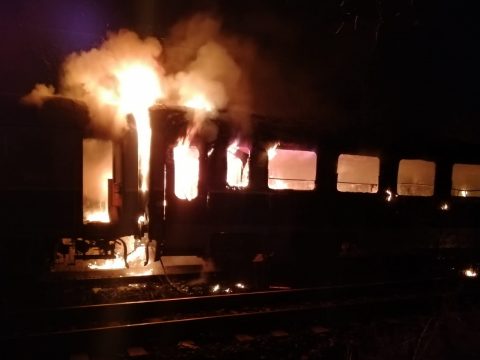 Szénné égett holttestre bukkantak a tűzoltók egy leégett vagonban Brassó megyében