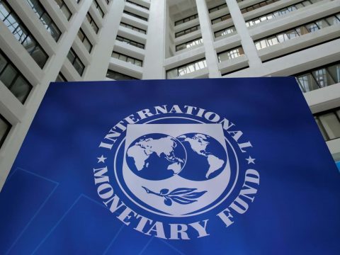 A korábbinál kisebb gazdasági visszaesést vár az idén az IMF
