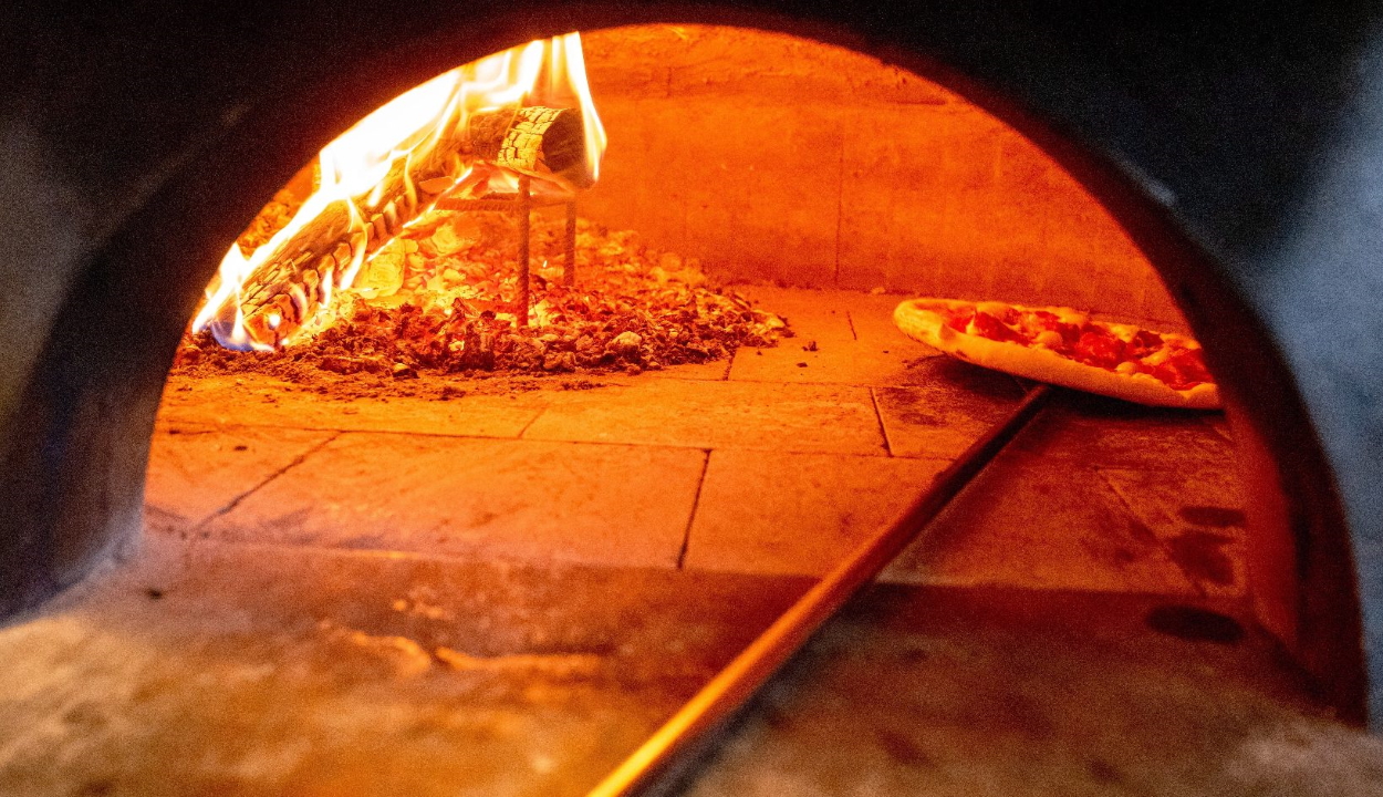 Pizzafutár miatt került hetvenkét család karanténba Indiában