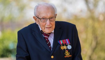 Elhunyt a brit egészségügynek milliókat gyűjtő 101 éves veterán