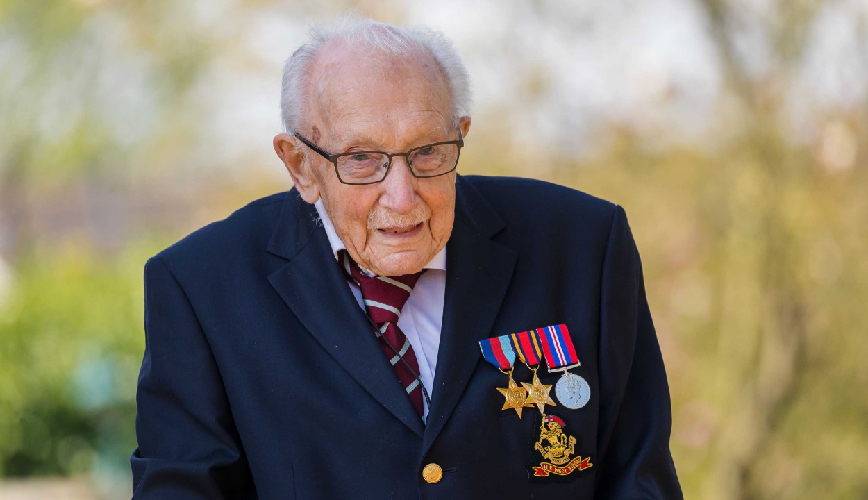 Több mint 25 millió fontot gyűjtött a brit egészségügy számára a 99 éves veterán