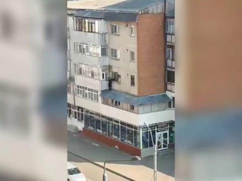 Megbüntettek egy vaslui-i fiatalt, miután kiugrott barátnője otthonának ablakán