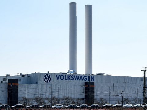 Fokozatosan újraindítja a termelést a Volkswagen