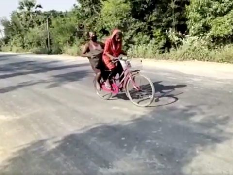 1200 kilométert biciklizett egy 15 éves indiai lány, mozgássérült apjával a csomagtartón