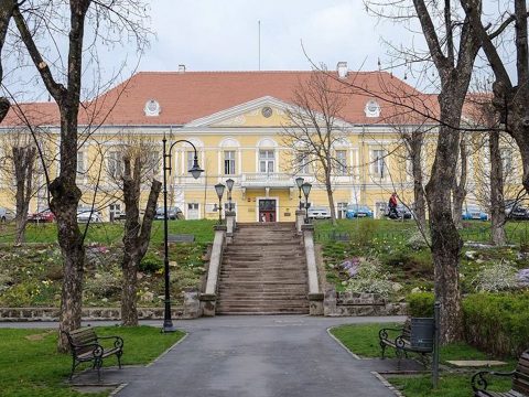 Nyit a megyei könyvtár