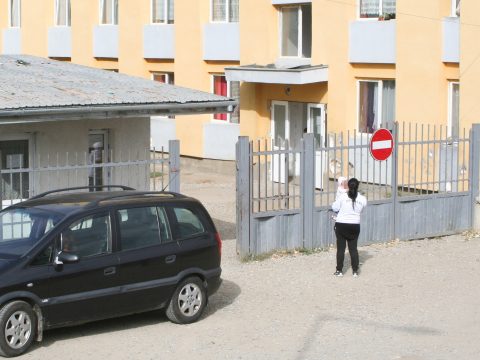 Dorbézoló szociális tömbházlakók