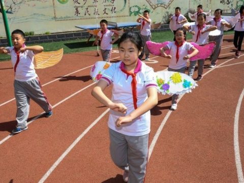Szárnyakkal tartják a távolságot a kínai kisiskolások