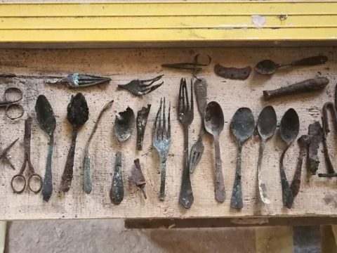 Elrejtett tárgyakat találtak Auschwitz egyik blokkjának kéményében