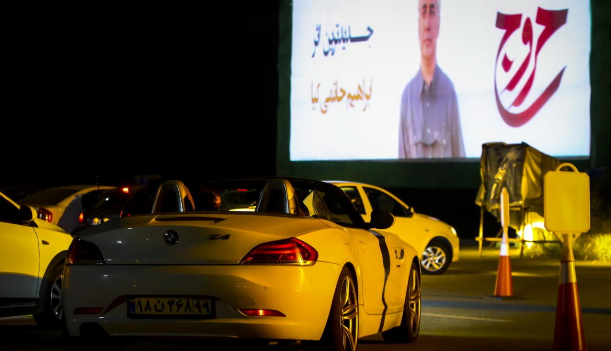 Negyven év után újra kinyithattak a betiltott autós mozik Iránban